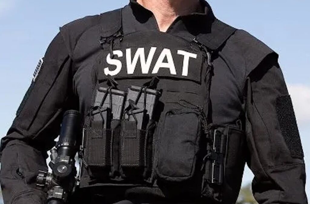 Inside Canadian Police Uniforms10